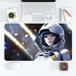 Painel de teclado, rato, e acessórios de escritório sobre uma mesa branca com um tapete de rato ilustrando um astronauta no espaço.