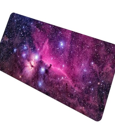 Painel decorativo representando uma imagem do espaço com estrelas e nebulosas em tons de roxo e rosa.