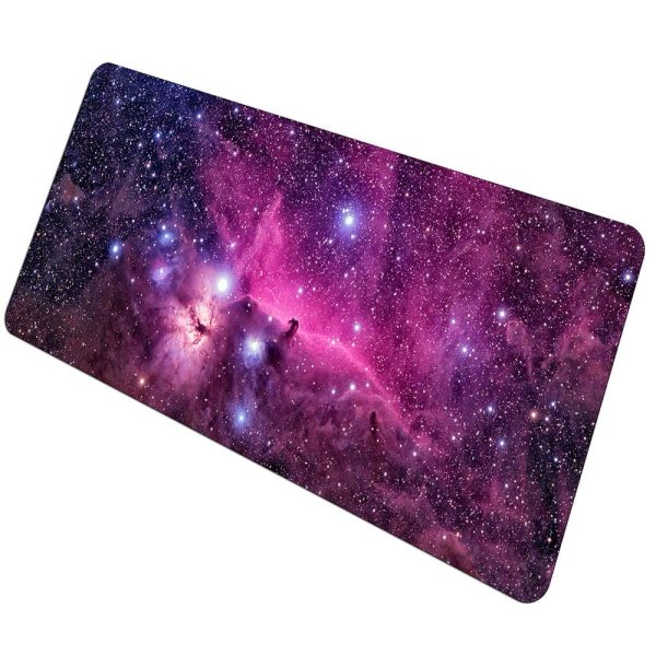 Painel decorativo representando uma imagem do espaço com estrelas e nebulosas em tons de roxo e rosa.