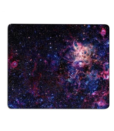 Imagem de uma galáxia e uma nuvem de poeira cósmica com estrelas brilhantes, representando um fenômeno astronômico espetacular.