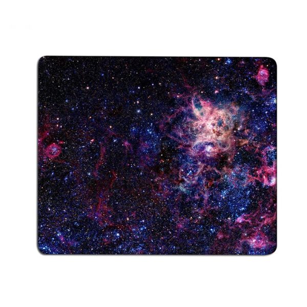 Imagem de uma galáxia e uma nuvem de poeira cósmica com estrelas brilhantes, representando um fenômeno astronômico espetacular.