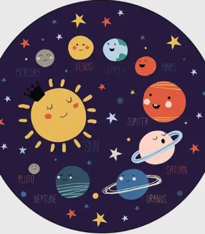 Ilustração colorida do sistema solar com o Sol sorridente e os planetas Mercúrio, Vênus, Terra, Marte, Júpiter, Saturno, Urano, Netuno e Plutão, em um fundo estrelado.