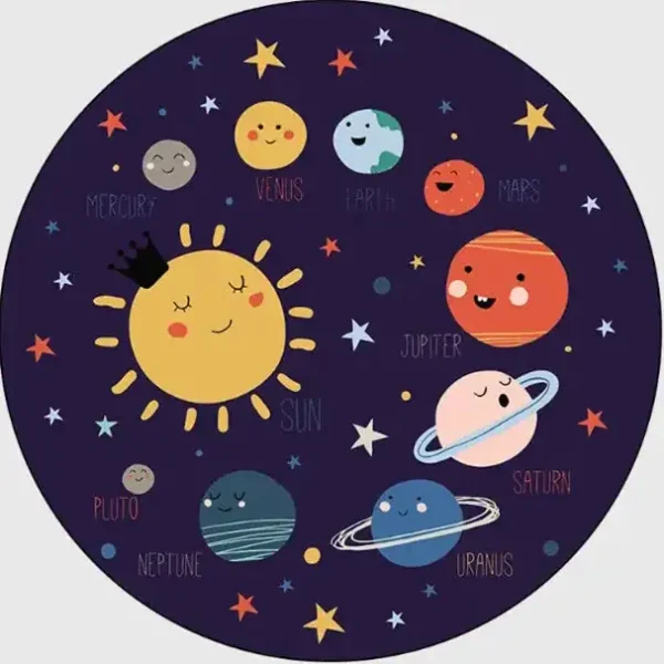 Ilustração colorida do sistema solar com o Sol sorridente e os planetas Mercúrio, Vênus, Terra, Marte, Júpiter, Saturno, Urano, Netuno e Plutão, em um fundo estrelado.