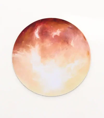 Painel de vidro representando uma lua com gradiente de cores quentes, evocando um pôr do sol ou uma fase lunar.