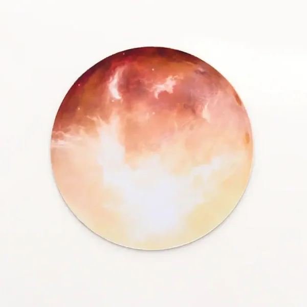 Painel de vidro representando uma lua com gradiente de cores quentes, evocando um pôr do sol ou uma fase lunar.