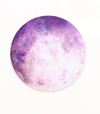 Ilustração artística da lua em tons violetas e rosas, representando uma cena cósmica misteriosa e estética.