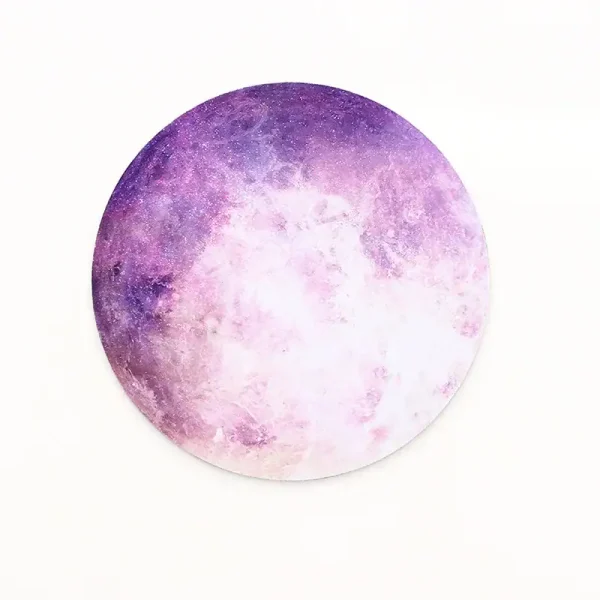 Ilustração artística da lua em tons violetas e rosas, representando uma cena cósmica misteriosa e estética.