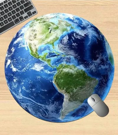 Planeta Terra em 3D representando a geografia mundial, acompanhada de um rato e um teclado sobre uma mesa de madeira, simbolizando a conexão entre a ciência, a tecnologia e a educação.