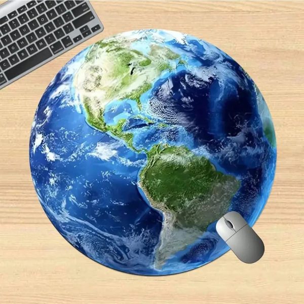 Planeta Terra em 3D representando a geografia mundial, acompanhada de um rato e um teclado sobre uma mesa de madeira, simbolizando a conexão entre a ciência, a tecnologia e a educação.