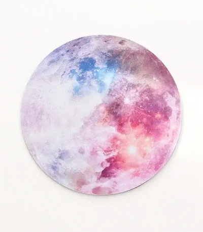 Painel de parede representando a lua com cores pastel rosas, azuis e violetas, ideal para a decoração de interiores com tema científico ou cosmológico.