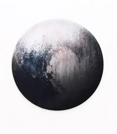 Lua em relevo com crateras e texturas, ilustrando a superfície lunar com detalhes realistas.