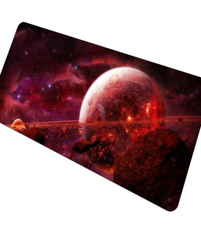 Planeta vermelho com atmosfera misteriosa e estrelas ao fundo, em um cenário espacial fantástico.