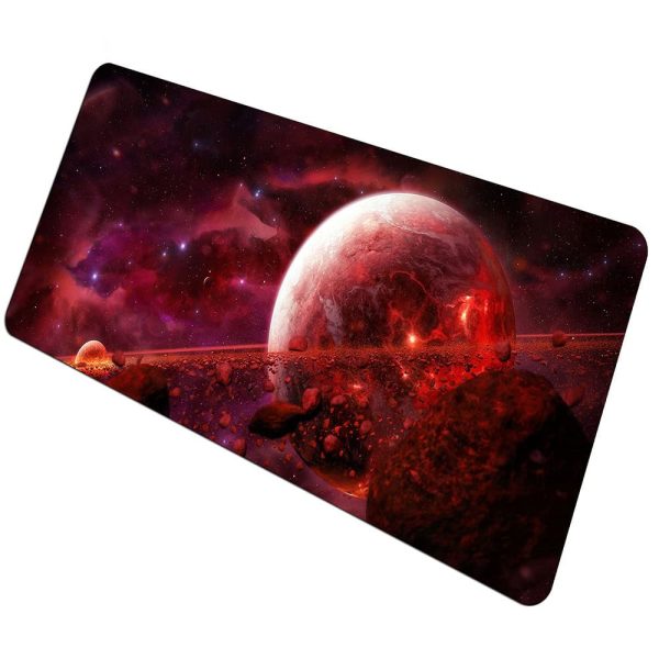 Planeta vermelho com atmosfera misteriosa e estrelas ao fundo, em um cenário espacial fantástico.