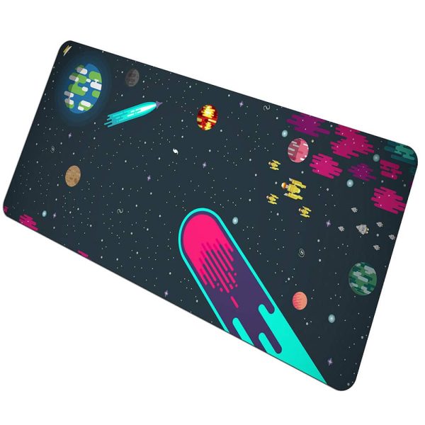 Painel decorativo ilustrando um universo espacial com planetas, estrelas e nave futurista em um estilo gráfico vibrante.