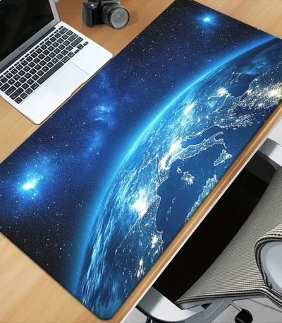 Tapete de mesa representando uma vista realista da Terra vista do espaço, com detalhes luminosos dos continentes e oceanos, ideal para uma decoração científica ou para os amantes de astronomia.