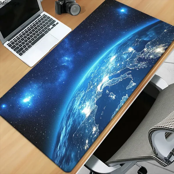 Tapete de mesa representando uma vista realista da Terra vista do espaço, com detalhes luminosos dos continentes e oceanos, ideal para uma decoração científica ou para os amantes de astronomia.
