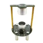 Pédale de synthèse sonore vintage avec composants métalliques et câblage visible, utilisée pour créer des sons électroniques expérimentaux.