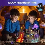 Dois jovens rapazes brincam com blocos de jogo em forma de cubos coloridos em um ambiente misterioso com uma luz quente ao fundo.