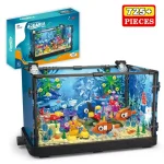 Vitrine de aquário em blocos de construção para crianças, com mais de 725 peças, permitindo criar um ambiente marinho colorido e educativo, ideal para entusiastas de ciências e decoração.