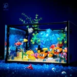 Vitrine LEGO representando um ambiente marinho com peixes coloridos, corais e plantas aquáticas, ideal para decoração científica ou educativa.