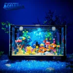 Vitrine de aquário marinho colorido com peixes, plantas e elementos decorativos, ideal para uma decoração científica ou educativa.
