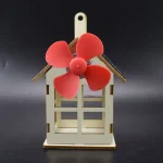 Casa em miniatura de madeira com um moinho de vento vermelho, ideal para decoração ou como objeto científico educativo.