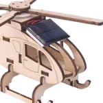 Modelo reduzido de helicóptero em madeira com painel solar, perfeito para projetos educativos e decoração científica.