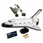 Nave espacial LEGO NASA com figuras e acessórios para decoração científica.