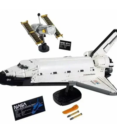 Nave espacial LEGO NASA com figuras e acessórios para decoração científica.