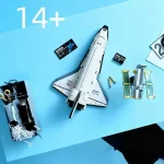 Nave espacial em modelo reduzido com acessórios de ciência, incluindo baterias, peças de montagem e elementos de decoração para entusiastas de astronomia.