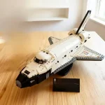 Nave espacial em LEGO com cockpit, asas e detalhes realistas, perfeito para amantes de ciência e decoração científica.