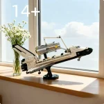 Modelo de nave espacial LEGO detalhado com elementos técnicos, exposto em uma janela ensolarada, ideal para colecionadores e entusiastas de ficção científica.