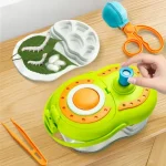 Brinquedo científico educativo para crianças com lupa, pinça, e acessórios para explorar a natureza e a ciência de forma lúdica.