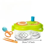 Caixote de laboratório colorido para experiências científicas, com acessórios para manipular e descartar pequenos objetos ou resíduos. Perfeito para atividades educativas e experimentações.