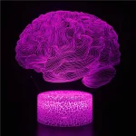 Representação artística de um cérebro em néon violeta 3D, com linhas luminosas detalhadas sobre fundo preto, ilustrando a complexidade do cérebro humano.