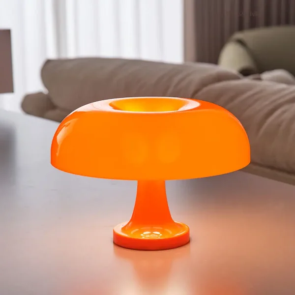 Lâmpada de mesa laranja em vidro soprado, design moderno e colorido, ideal para decoração interior ou como objeto de coleção científica.