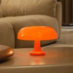 Lâmpada de mesa laranja em vidro, design contemporâneo, ideal para decoração interior moderna e elegante.