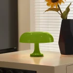 Lâmpada de mesa verde com design contemporâneo, ideal para decorar um interior com estilo e originalidade. Perfeita para adicionar um toque de cor ao seu espaço de vida ou de trabalho.