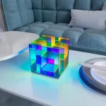 Objeto científico em vidro colorido com iluminação LED multicolorida.