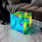 Cubo de acrílico luminoso com efeitos coloridos, perfeito para decoração científica ou moderna, trazendo um toque de luz e cor ao seu interior.