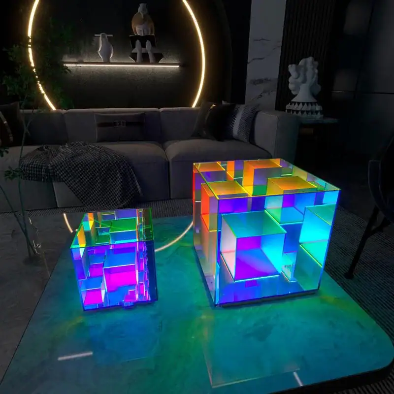 Dois cubos luminosos em acrílico colorido com iluminação LED, decoração moderna e original para interior ou evento.