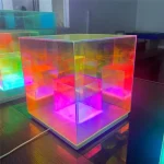 Cubo luminoso em acrílico colorido para decoração científica.