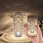 Vaso de cristal transparente com padrão geométrico, ideal para decoração interior ou como peça de coleção. Perfeito para destacar flores ou como objeto decorativo.