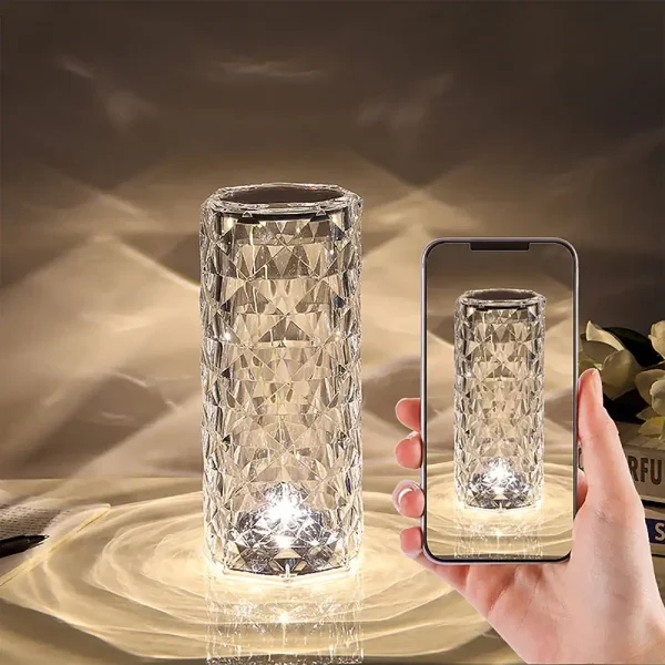 Vaso de cristal transparente com padrão geométrico, ideal para decoração interior ou como peça de coleção. Perfeito para destacar flores ou como objeto decorativo.