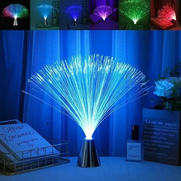 Lâmpada de fibra ótica LED azul iluminando uma sala, criando um efeito luminoso espetacular com fibras que se estendem em leque. Perfeita para decoração de interiores ou como objeto científico.