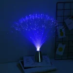 Lâmpada de fibra ótica azul criando um efeito luminoso espetacular na escuridão. Perfeita para decoração interior ou como objeto científico inovador.