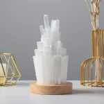 Pedra de selenita em forma de cristais, decoração natural e elegante.