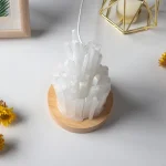 Pedra de sal do Himalaia em forma de cristal, ideal para decoração interior ou como objeto de meditação.