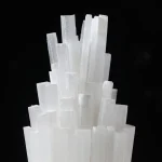 Cristal de selenita branco, estrutura geométrica elegante, pedra preciosa para decoração e meditação.