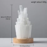 Cristal de selenita translúcido de 16 cm de altura, pesando cerca de 500 g, apresentado sobre uma base de madeira, ideal para decoração e meditação.